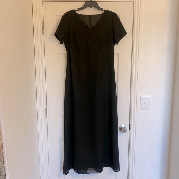 Dresses & Skirts - 2/$10 Long black formal dress, size 10